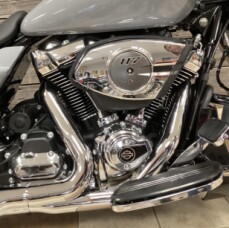 2026 Harley-Davidson® Street Glide® Dark Billiard Gray Chrome Trim thumb 2