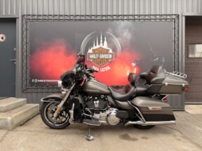 2019 Harley-Davidson® Ultra Limited Industrial Gray Denim/Black Denim thumb 2