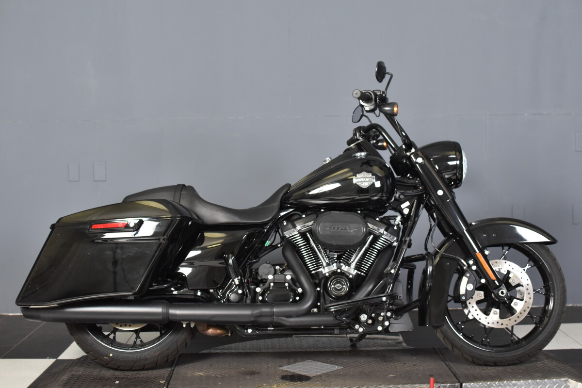 2025 Harley-Davidson® Road King® Special Vivid Black | Desert Wind