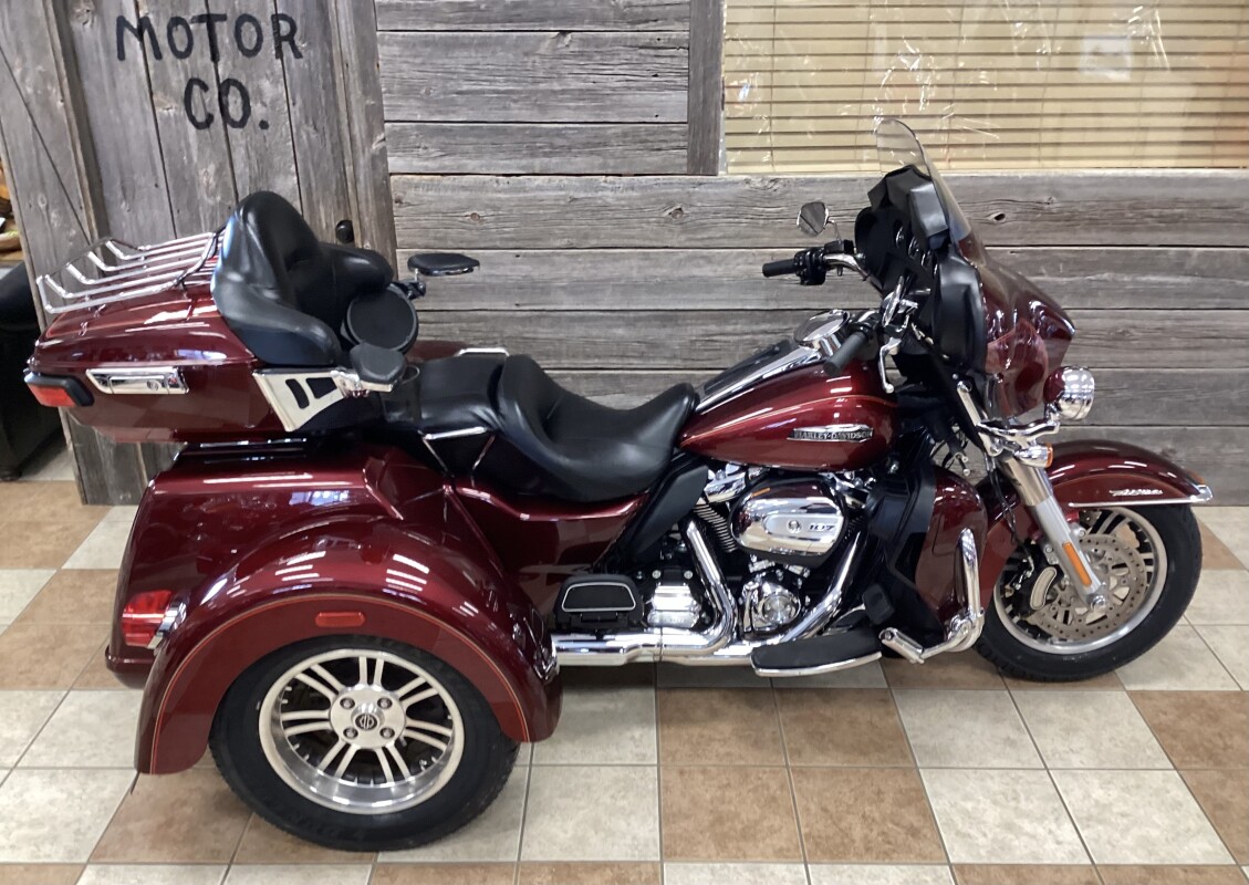 2017 Harley-Davidson® Tri Glide® Ultra Two-Tone Mysterious Red Sunglo/Velocity Red Sunglo