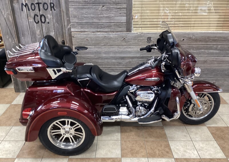 2017 Harley-Davidson® Tri Glide® Ultra Two-Tone Mysterious Red Sunglo/Velocity Red Sunglo