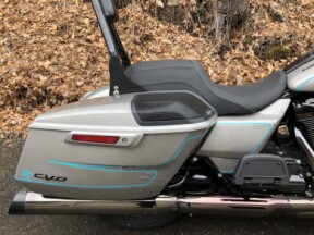 2023 Harley-Davidson® CVO™ Street Glide® Dark Platinum w/Pinstripe thumb 2