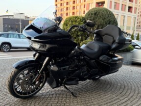 2026 Harley-Davidson® Road Glide Limited Vivid Black Black Trim thumb 2