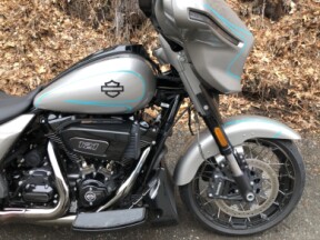 2023 Harley-Davidson® CVO™ Street Glide® Dark Platinum w/Pinstripe thumb 3