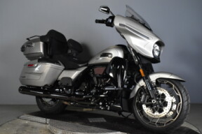 2023 Harley-Davidson® CVO™ Street Glide® FLHXSE thumb 2