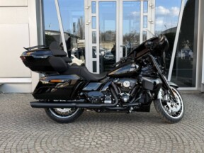 2026 Harley-Davidson® STREET GLIDE® LIMITED Vivid Black Black Trim thumb 3