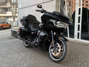 2026 Harley-Davidson® Road Glide Limited Vivid Black Black Trim thumb 3