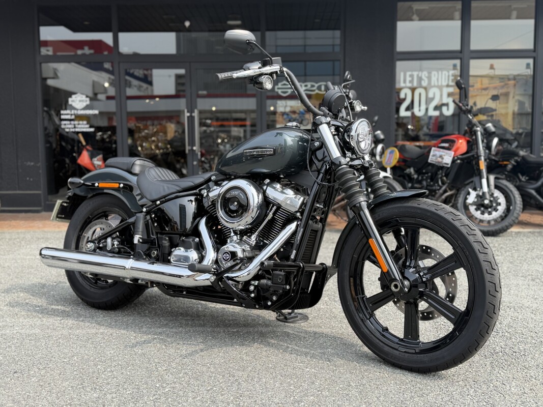 2026 ブレイクアウト Vivid Black Chrome Trim | Harley-Davidson® 姫路