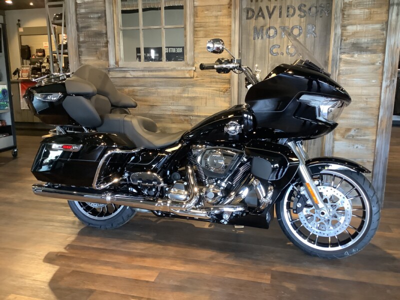 Harley-Davidson® Road Glide Limited 2026 FLTRXL T18-26 Vivid Black Chrome Trim