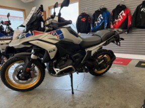 2026 BMW Motorrad R 1300 GS Alpine White / Lupin Blue Metallic / Magma Red thumb 3