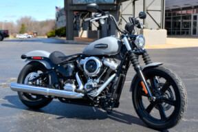 2026 Harley-Davidson® Street Bob® Dark Billiard Gray Chrome Cast Wheels thumb 0