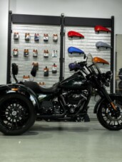 2024 Harley-Davidson® Freewheeler™ Alpine Green / Vivid Black thumb 3