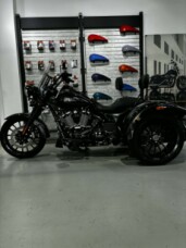2024 Harley-Davidson® Freewheeler™ Alpine Green / Vivid Black thumb 2