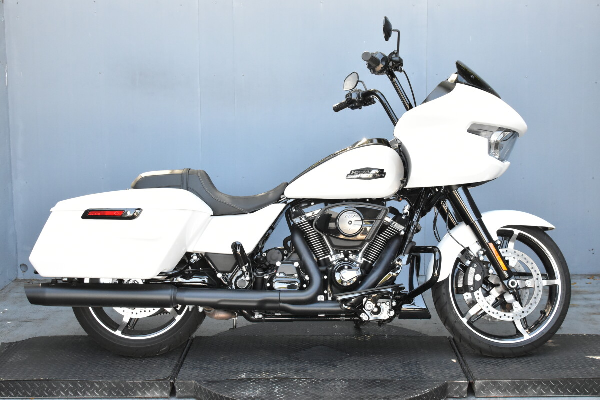 2025 Harley-Davidson® Road Glide® White Onyx Pearl - Black Finish
