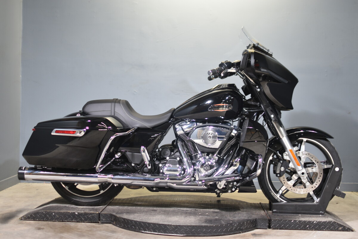 Used 2025 Harley-Davidson® Street Glide® Vivid Black | Motown