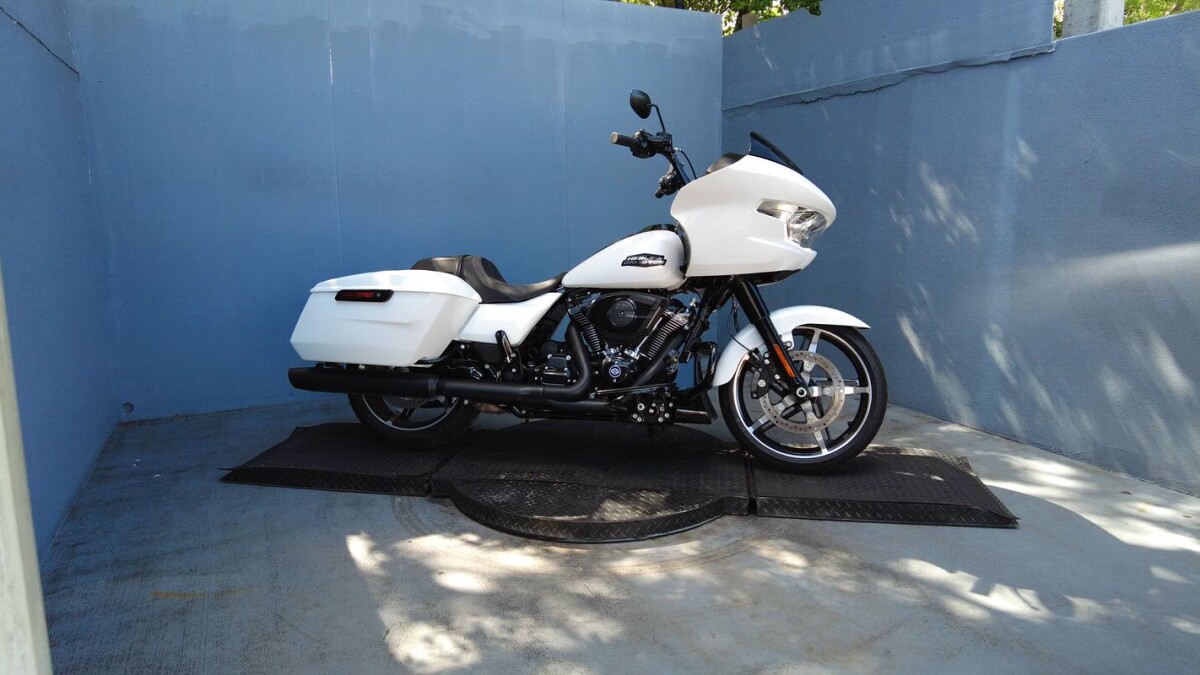 2025 Harley-Davidson® Road Glide® White Onyx Pearl - Black Finish
