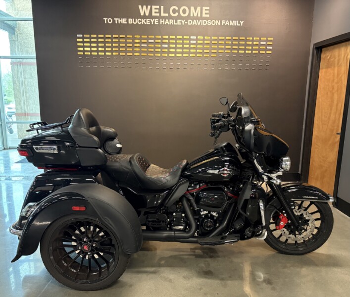 2022 Harley-Davidson® Tri Glide® Ultra Vivid Black