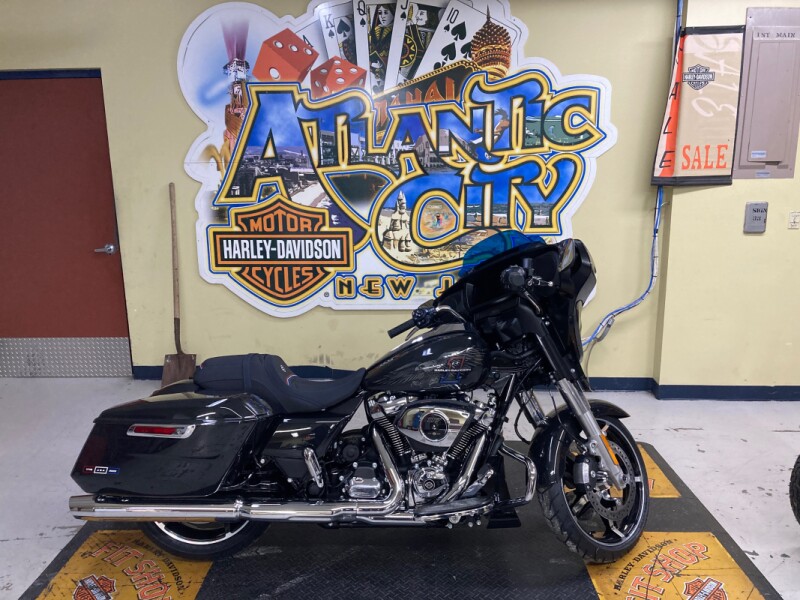 2026 Harley-Davidson® Street Glide® Midnight Ember Chrome Trim FLHX