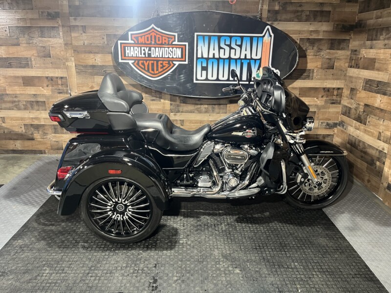 2022 Harley-Davidson® Tri Glide® Ultra Vivid Black