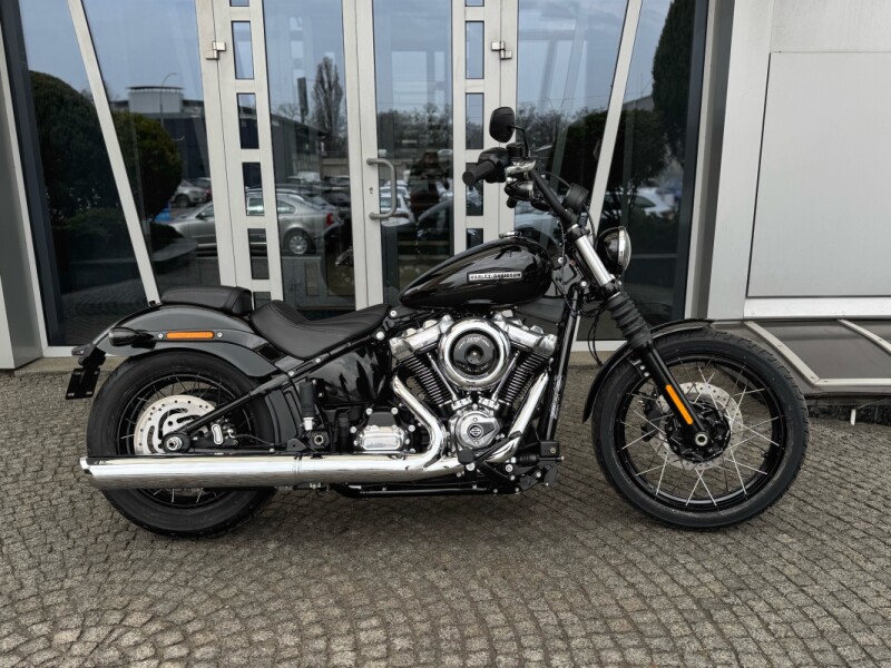 2026 Harley-Davidson® Street Bob® Vivid Black Chrome Laced Wheels