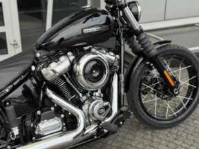 2026 Harley-Davidson® Street Bob® Vivid Black Chrome Laced Wheels thumb 0