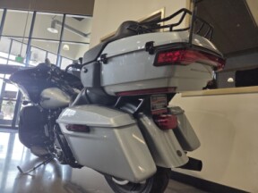 2023 Harley-Davidson® Road Glide® Limited Atlas Silver Metallic thumb 2