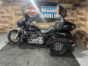 2022 Harley-Davidson® Tri Glide® Ultra Vivid Black thumb 2