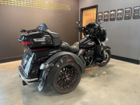 2022 Harley-Davidson® Tri Glide® Ultra Vivid Black thumb 2
