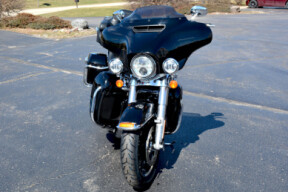 2019 Harley-Davidson® Ultra Limited Vivid Black thumb 3
