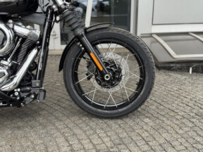 2026 Harley-Davidson® Street Bob® Vivid Black Chrome Laced Wheels thumb 1