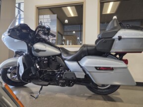 2023 Harley-Davidson® Road Glide® Limited Atlas Silver Metallic thumb 3