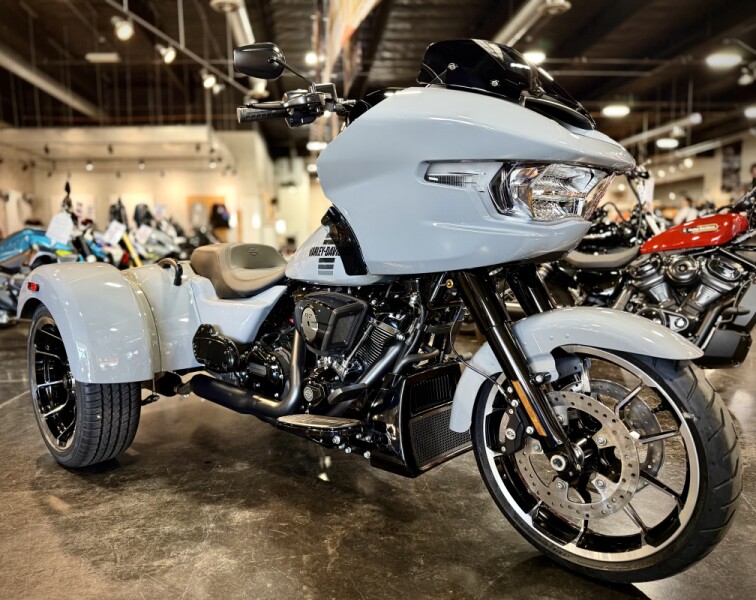 2026 Harley-Davidson® Road Glide 3 Dark Billiard Gray
