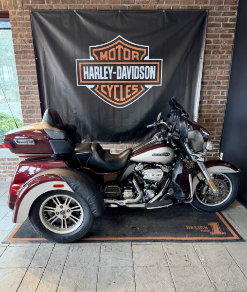 2018 Harley-Davidson® Tri Glide® Ultra Twisted Cherry/Silver Fortune
