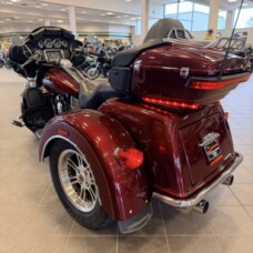 2016 Harley-Davidson Tri-Glide Ultra FLHTCUTG thumb 0