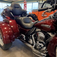 2016 Harley-Davidson Tri-Glide Ultra FLHTCUTG thumb 3