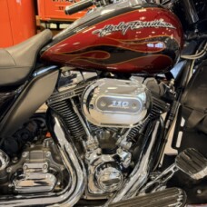 2011 Harley-Davidson CVO Ultra Classic Electra Glide FLHTCUSE6 thumb 3