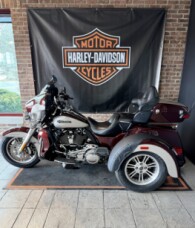 2018 Harley-Davidson® Tri Glide® Ultra Twisted Cherry/Silver Fortune thumb 0