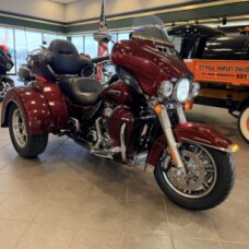 2016 Harley-Davidson Tri-Glide Ultra FLHTCUTG thumb 2