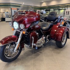 2016 Harley-Davidson Tri-Glide Ultra FLHTCUTG thumb 1