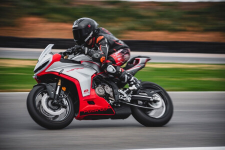 MCN Review - QJMOTOR SRK 421 RR