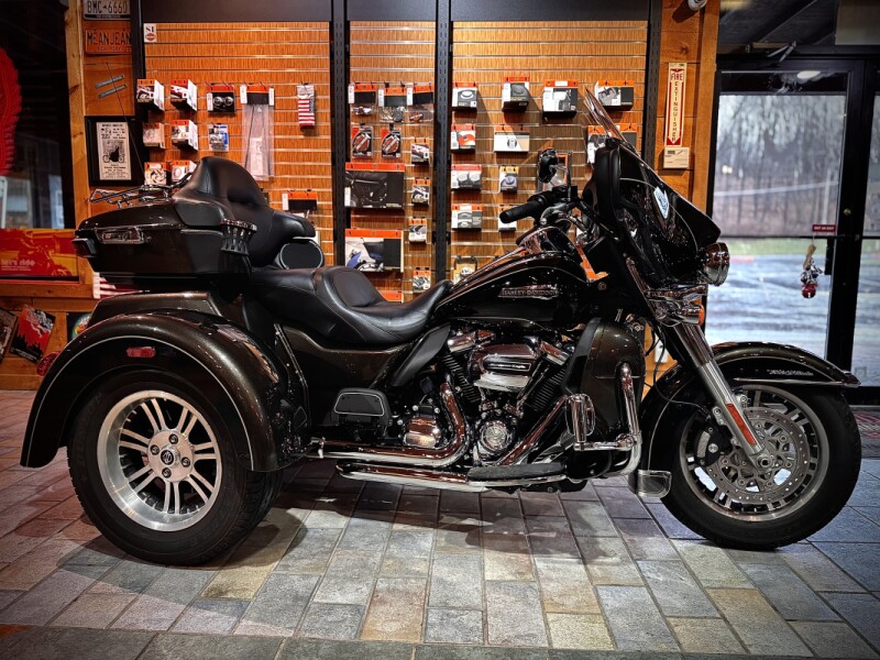 2020 Harley-Davidson® Tri Glide® Ultra River Rock Gray/Vivid Black