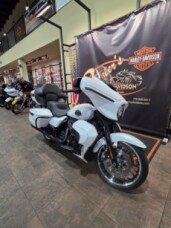 2026 Harley-Davidson® Street Glide Limited White Onyx Pearl Black Trim thumb 2