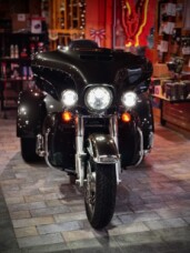 2020 Harley-Davidson® Tri Glide® Ultra River Rock Gray/Vivid Black thumb 2