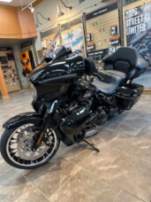 2026 Harley-Davidson® Street Glide Limited Vivid Black Black Trim thumb 3