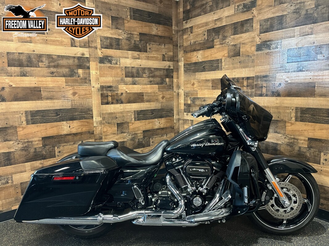 2017 Harley-Davidson® CVO™ Street Glide® Dark Slate Candy/Arctic