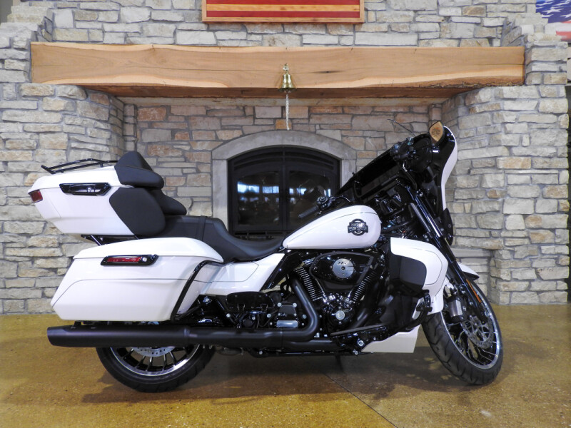 Harley-Davidson® Street Glide Limited 2026 FLHXL WHITE ONYX PRL W/ PINSTRIPE