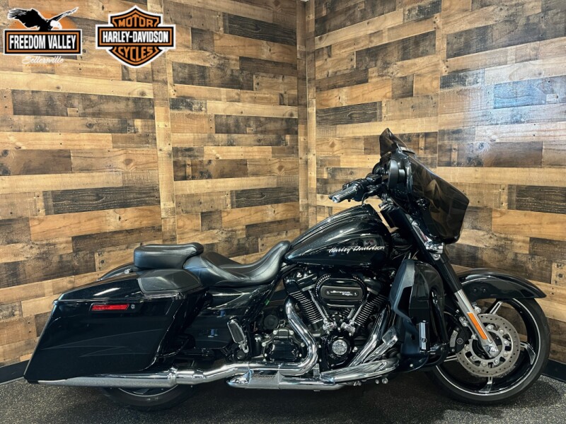 2017 Harley-Davidson® CVO™ Street Glide® Dark Slate Candy/Arctic Blk w Chrome Aggressor Whls FLHXSE