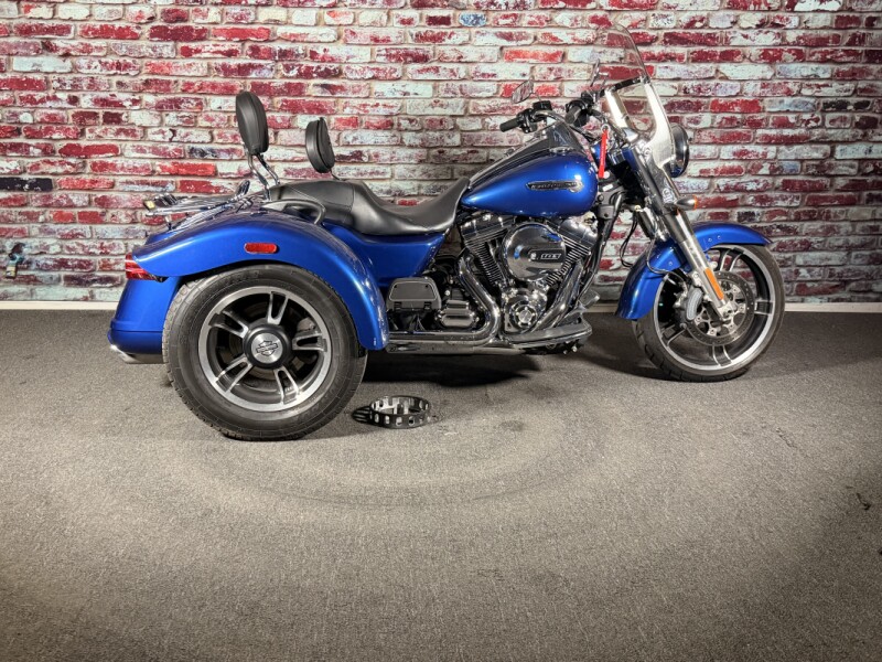 Harley-Davidson® Freewheeler™ 2015 FLRT SUPERIOR BLUE