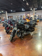 2017 Harley-Davidson® Electra Glide® Ultra Classic® thumb 2