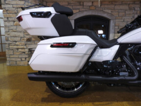 Harley-Davidson® Street Glide Limited 2026 FLHXL WHITE ONYX PRL W/ PINSTRIPE thumb 0